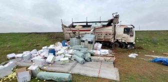 Şanlıurfa'da tekstil malzemesi yüklü kamyon devrildi