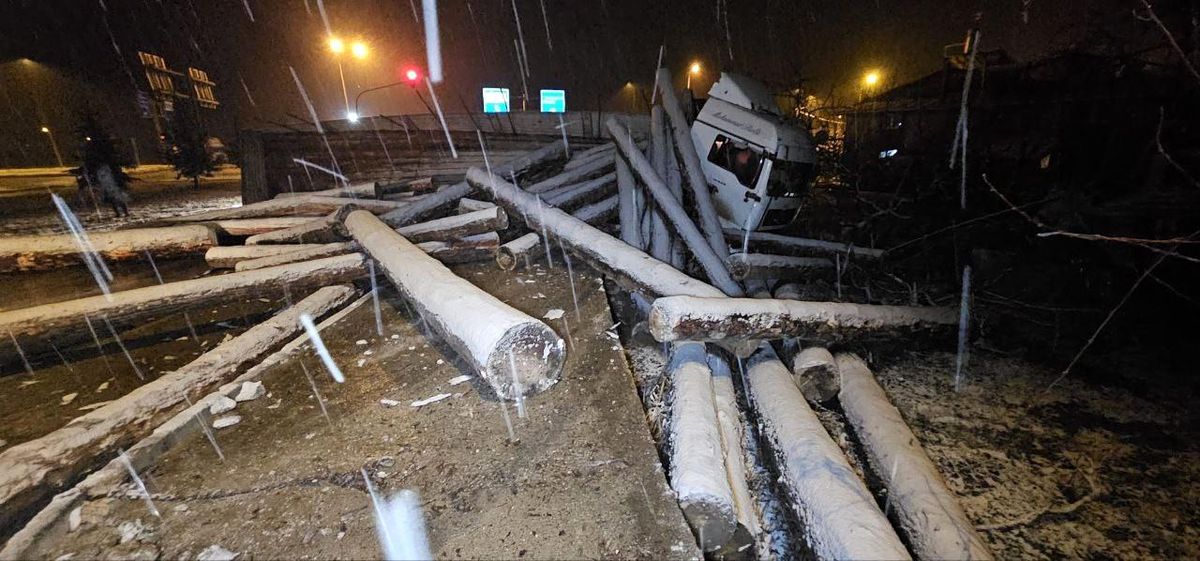 Tomruk yüklü tır devrildi, çevre yolu ulaşıma kapandı