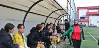 48 Yaşında Futbol Antrenörü Olan Azize Ay, Takımıyla Sezona Galibiyetle Başladı