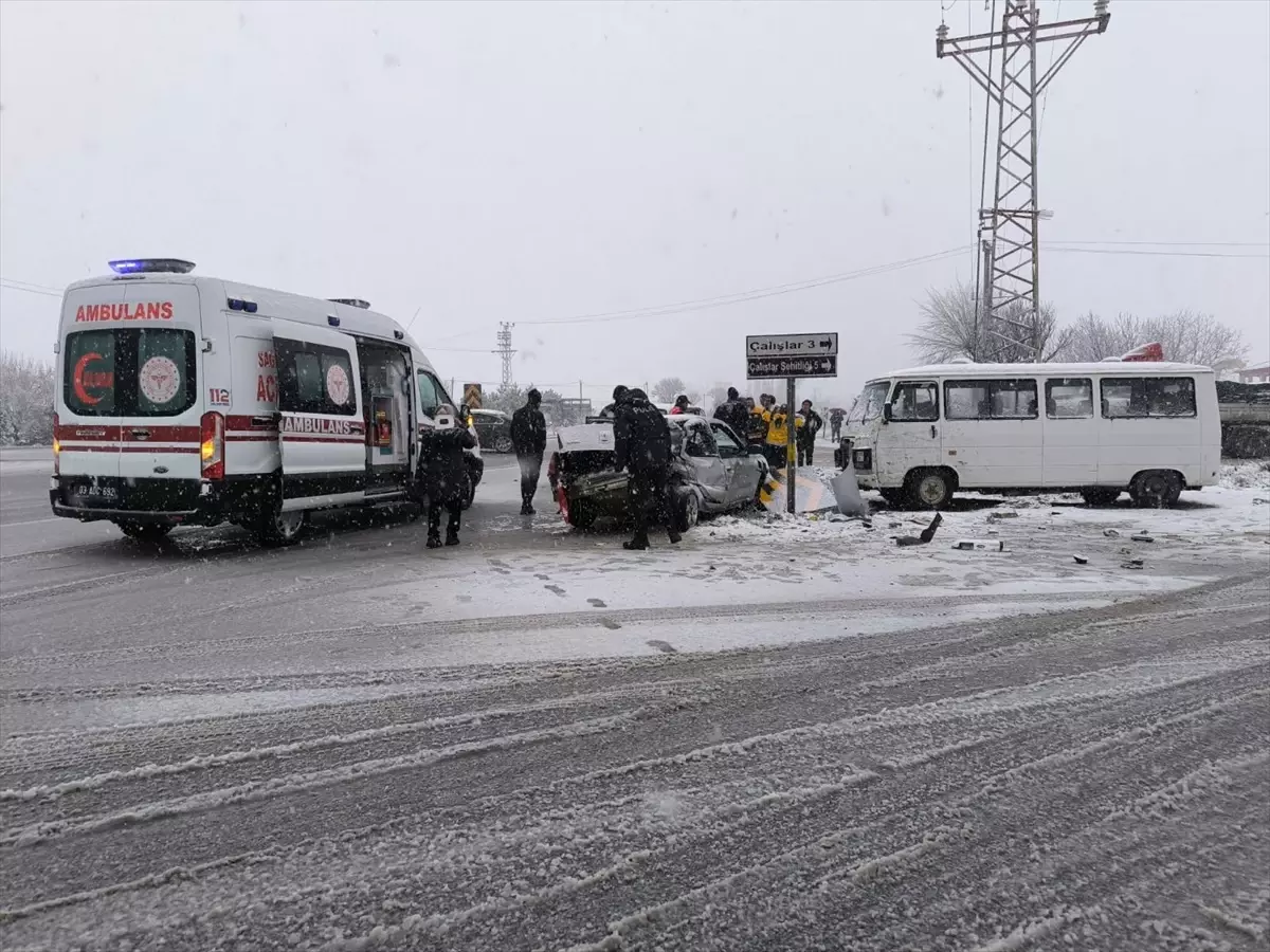 Afyonkarahisar'da trafik kazası: 5 kişi yaralandı