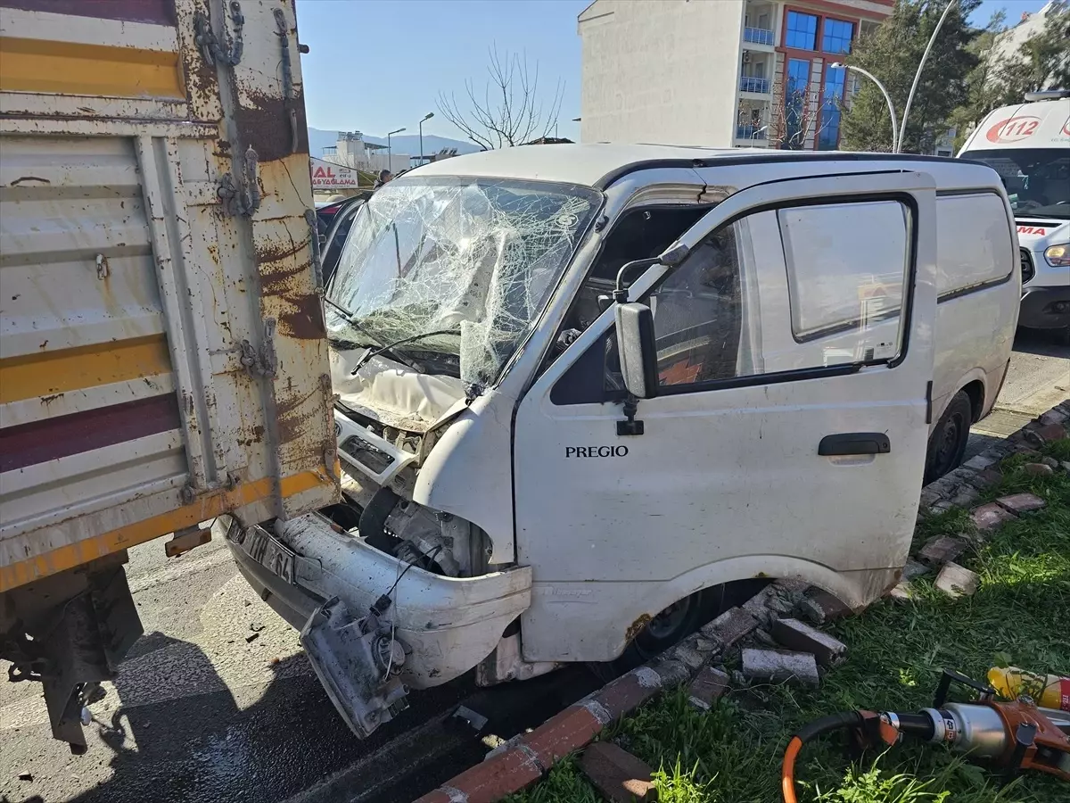 Aydın'da 4 aracın karıştığı trafik kazasında 2 kişi yaralandı