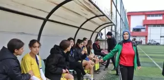 48 Yaşında Futbol Antrenörü Olan Azize Ay, Takımıyla Galibiyetle Başladı
