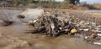 Büyük Menderes Nehri'ndeki Atıklar Sarıkemer Köprüsü'nü Tehdit Ediyor