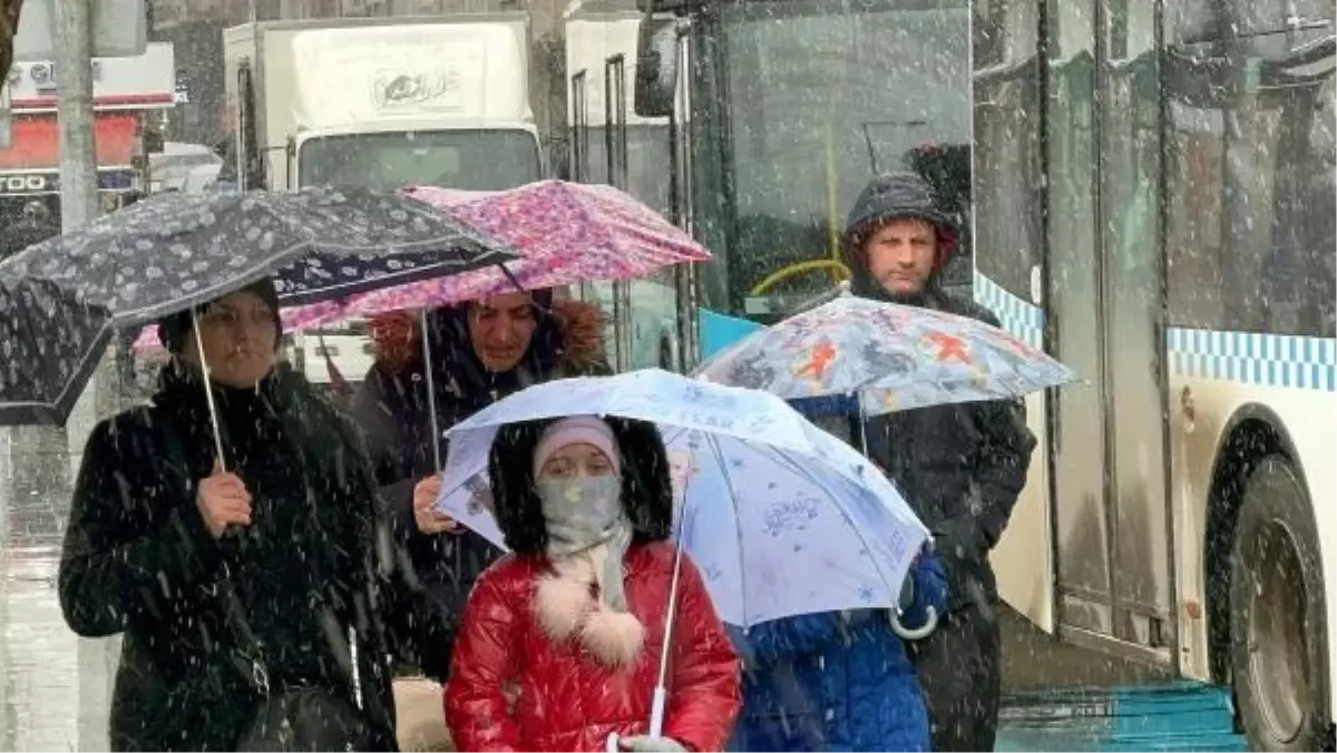 Çorlu'da Öğle Saatlerinde Kar Yağışı