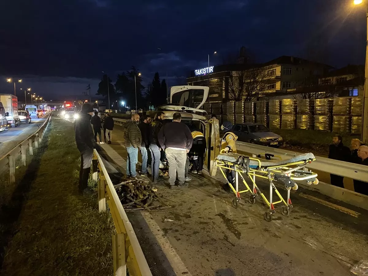 Düzce'de Hafif Ticari Araç Kaza Yaptı: 1 Yaralı