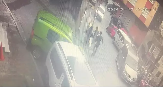 Kağıthane'de kız meselesi kavgası: Arkadaşının başına bıçak sapladı