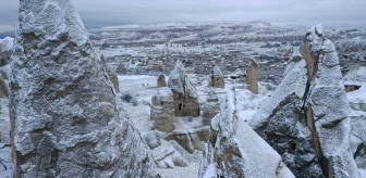 Kapadokya'da Kar Yağışı Sonrası Peribacaları Beyaz Örtüyle Kaplandı