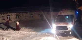 Kar ve tipi nedeniyle yolu kapanan köyde rahatsızlanan bebek hastaneye ulaştırıldı