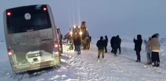 Kars'ta kar yağışı ve tipi nedeniyle saplanan tur otobüsündeki 30 kişi kurtarıldı