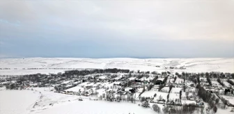 Kırgızistan'da Köy Sakinleri Donan Gölde Buz Hokeyi Oynuyor