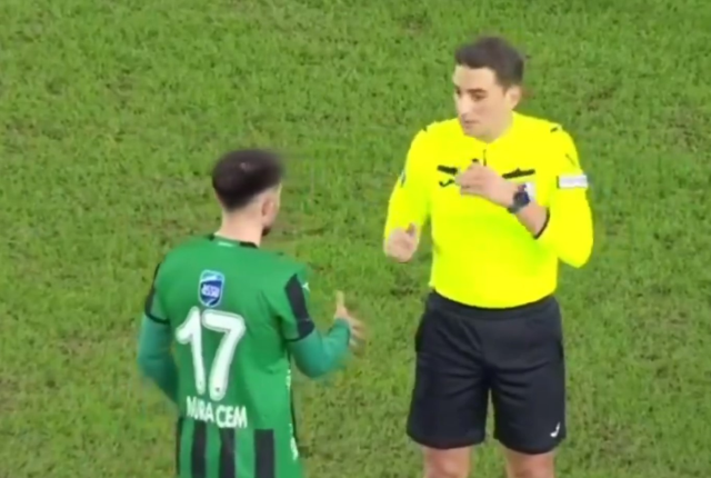 Maçın bitişiyle hakeme elini uzatıp sonra tokalaşmaktan vazgeçen Sakaryasporlu futbolcu kırmızı kart gördü