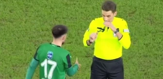 Maçın bitişiyle hakeme elini uzatıp sonra tokalaşmaktan vazgeçen Sakaryasporlu futbolcu kırmızı kart gördü