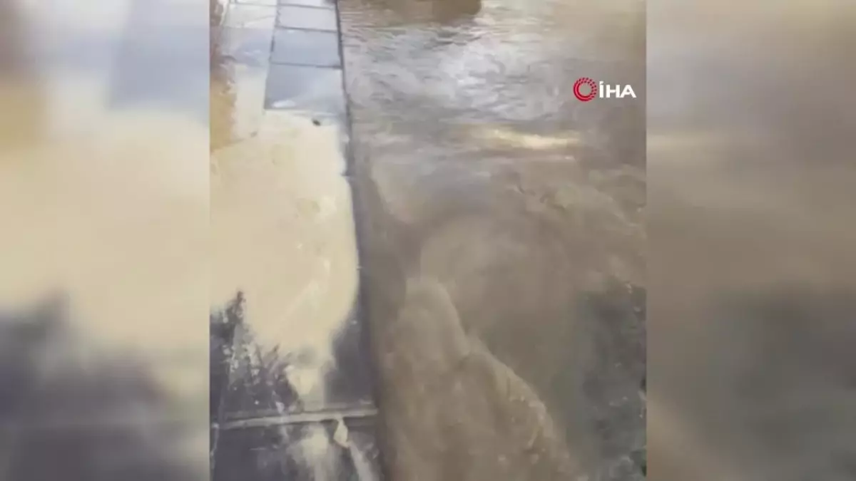 Tazyikli su patlaması sonucu cadde göle döndü