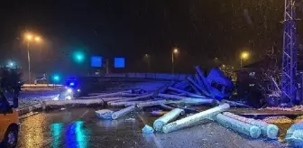 Tokat'ta Kar Yağışı Nedeniyle TIR Devrildi