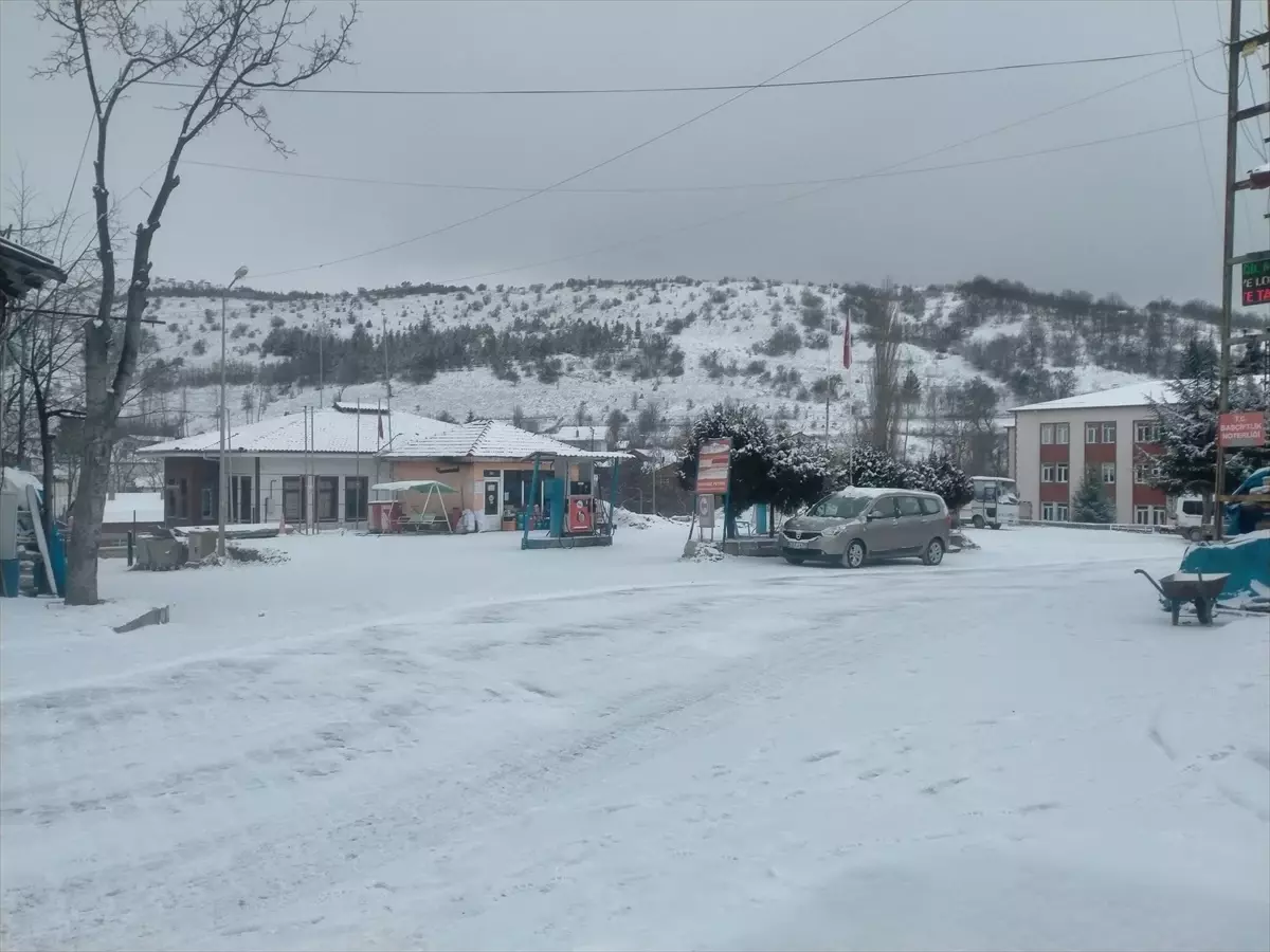Tokat'ta Yarıyıl Tatili Başladı, Kar Yağışı Etkisini Sürdürüyor