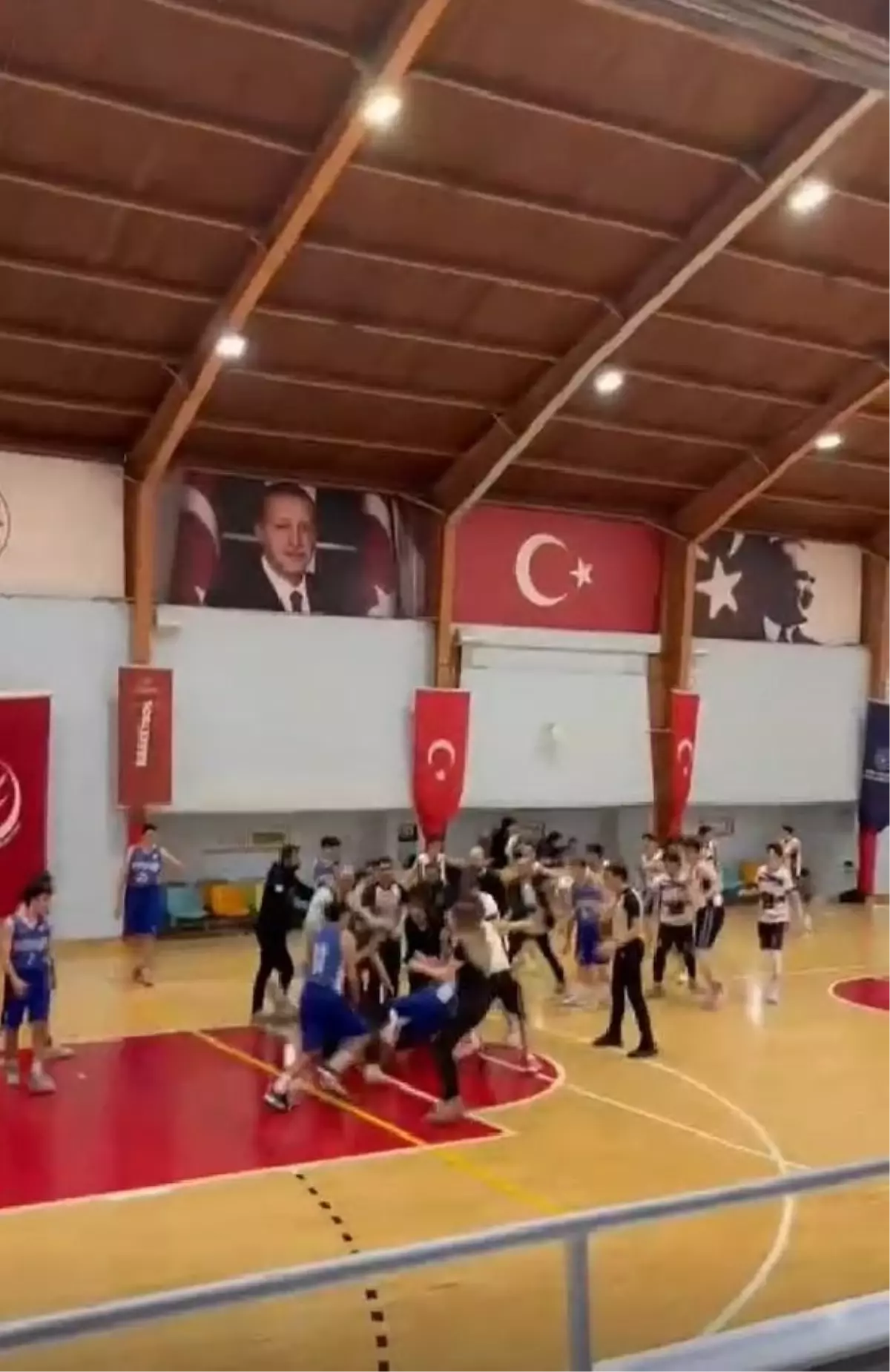 U16 Basketbol Maçında Yumruklu Kavga