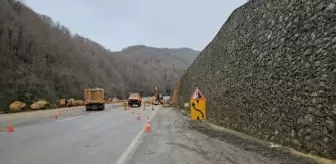 Zonguldak'ta Yolda Heyelan: Dev Kaya Parçaları Ulaşımı Engelledi