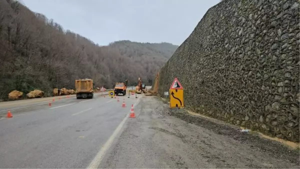 Zonguldak'ta Yolda Heyelan: Dev Kaya Parçaları Ulaşımı Engelledi