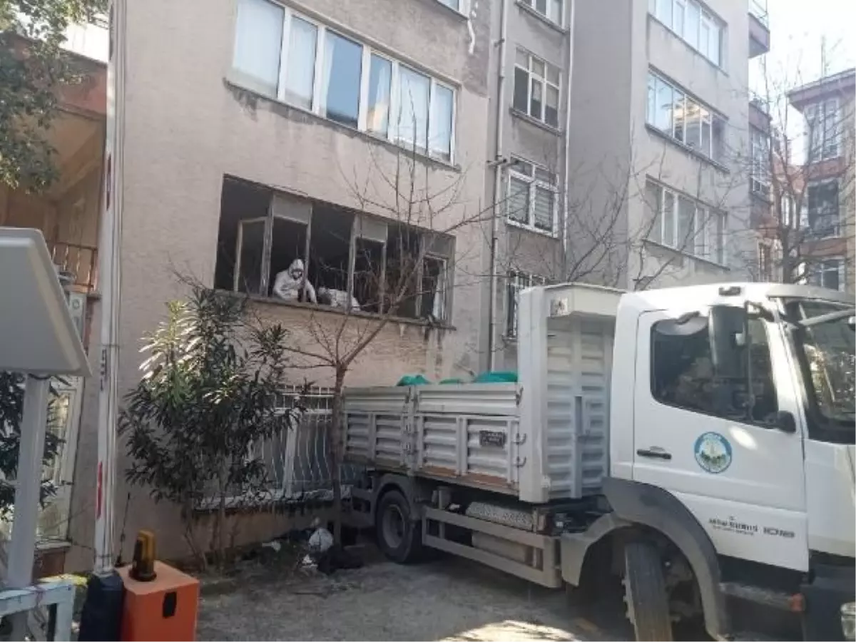 Avcılar'da Emekli Öğretmenin Evinden 10 Kamyonet Çöp Çıktı