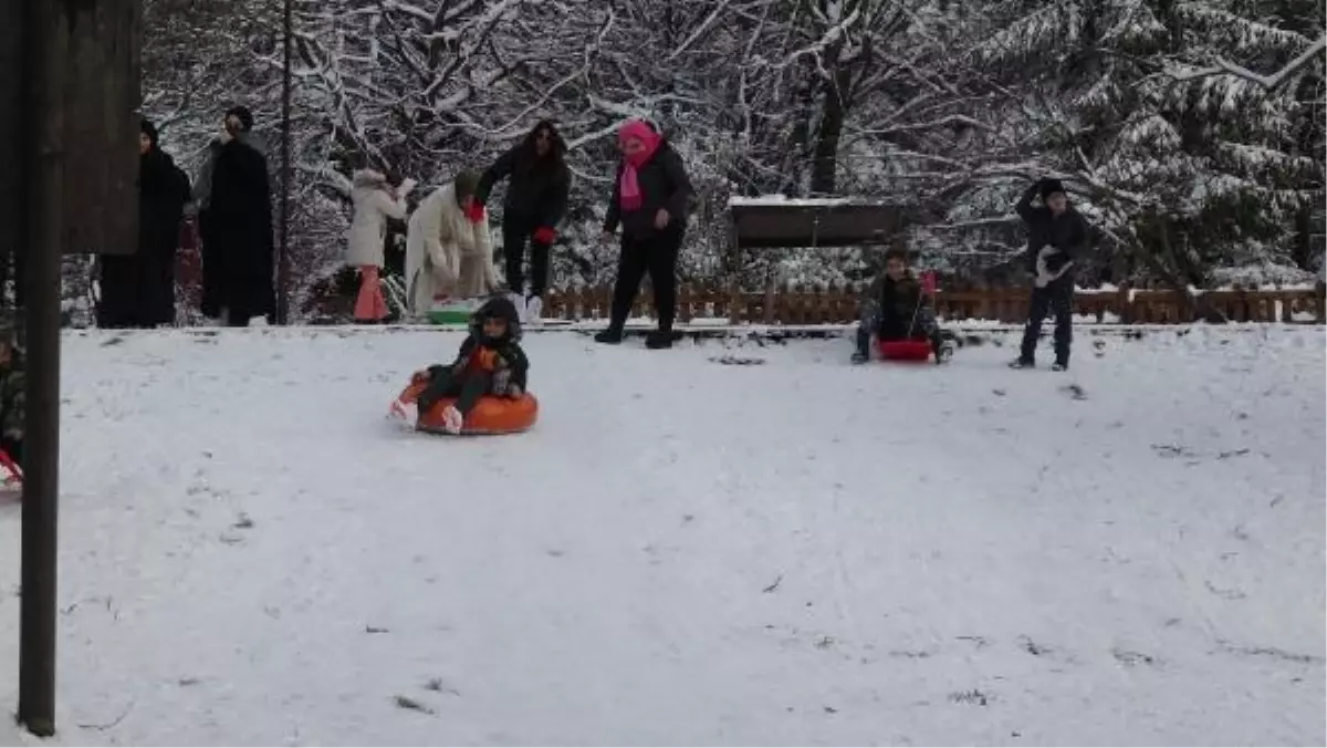 Bolu'da Karla Kaplı Gölcük Tabiat Parkı'na Tatilciler Akın Etti