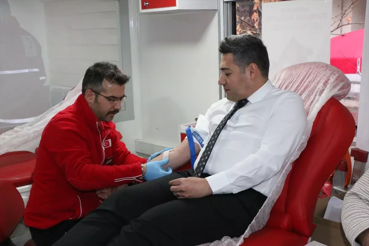 Hizan Kaymakamı Nurhalil Özçelik Kan Bağışında Bulundu