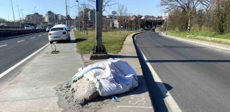 İstanbul Büyükşehir Belediyesi'nin Kar Çalışması İçin Yerleştirdiği Tuz Çuvalları Yola Saçıldı