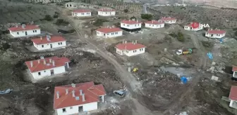 Kilis'te depremzedeler için yapılan köy evlerinin inşası sürüyor