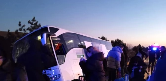 Afyonkarahisar'da Yolcu Otobüsü Refüje Girdi: 6 Yaralı
