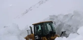 Hakkari'de Karla Mücadele Ekipleri Yol Açma Çalışmalarına Devam Ediyor