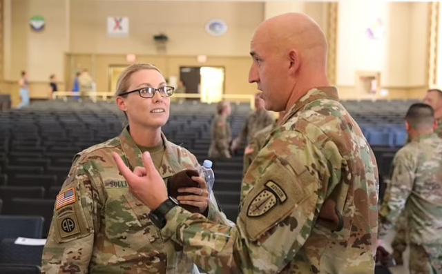 ABD ordusunun ilk kadın tabur komutanı iki astsubaya cinsel tacizde bulunduğu için görevden alındı