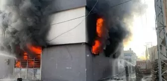 Adana'da Sünger Fabrikasının Deposunda Yangın Çıktı