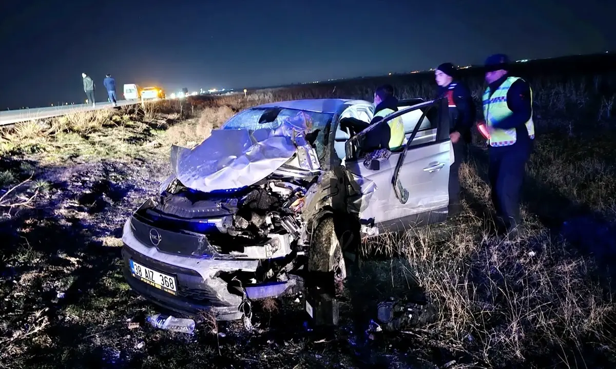 Aksaray'da Otomobil Çarpışması: 3 Kişi Yaralandı