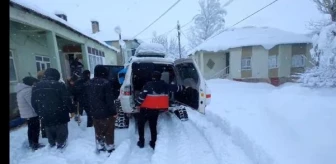 Yüksekova'da Kardan Kapanan Mezrada Astım Hastası Kurtarıldı
