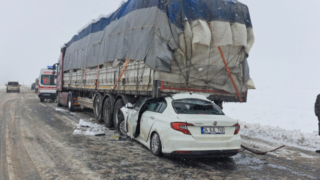 Bitlis'te Tıra Arkadan Çarpan Otomobilde 2 Kişi Hayatını Kaybetti