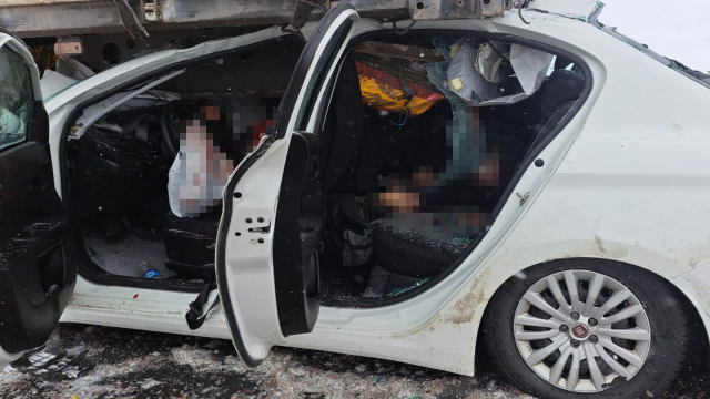 Bitlis'te Tıra Arkadan Çarpan Otomobilde 2 Kişi Hayatını Kaybetti