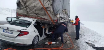 Bitlis'te Tıra Çarpan Otomobilde 2 Kişi Hayatını Kaybetti