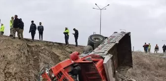 Erzincan'da freni arızalanan kamyon devrildi, sürücü yaralandı