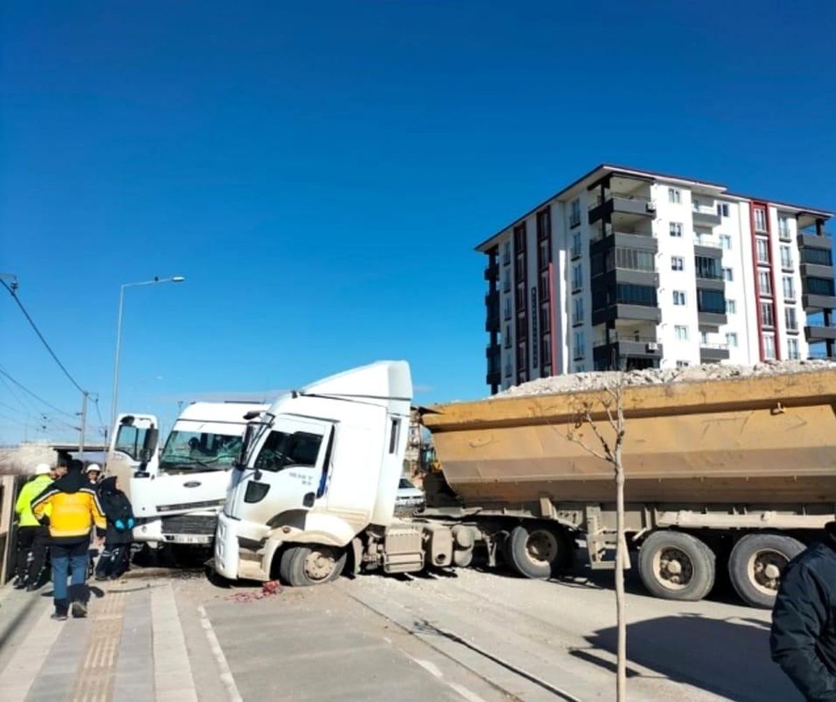 Malatya'da iki kamyonun karıştığı trafik kazasında 1 kişi yaralandı