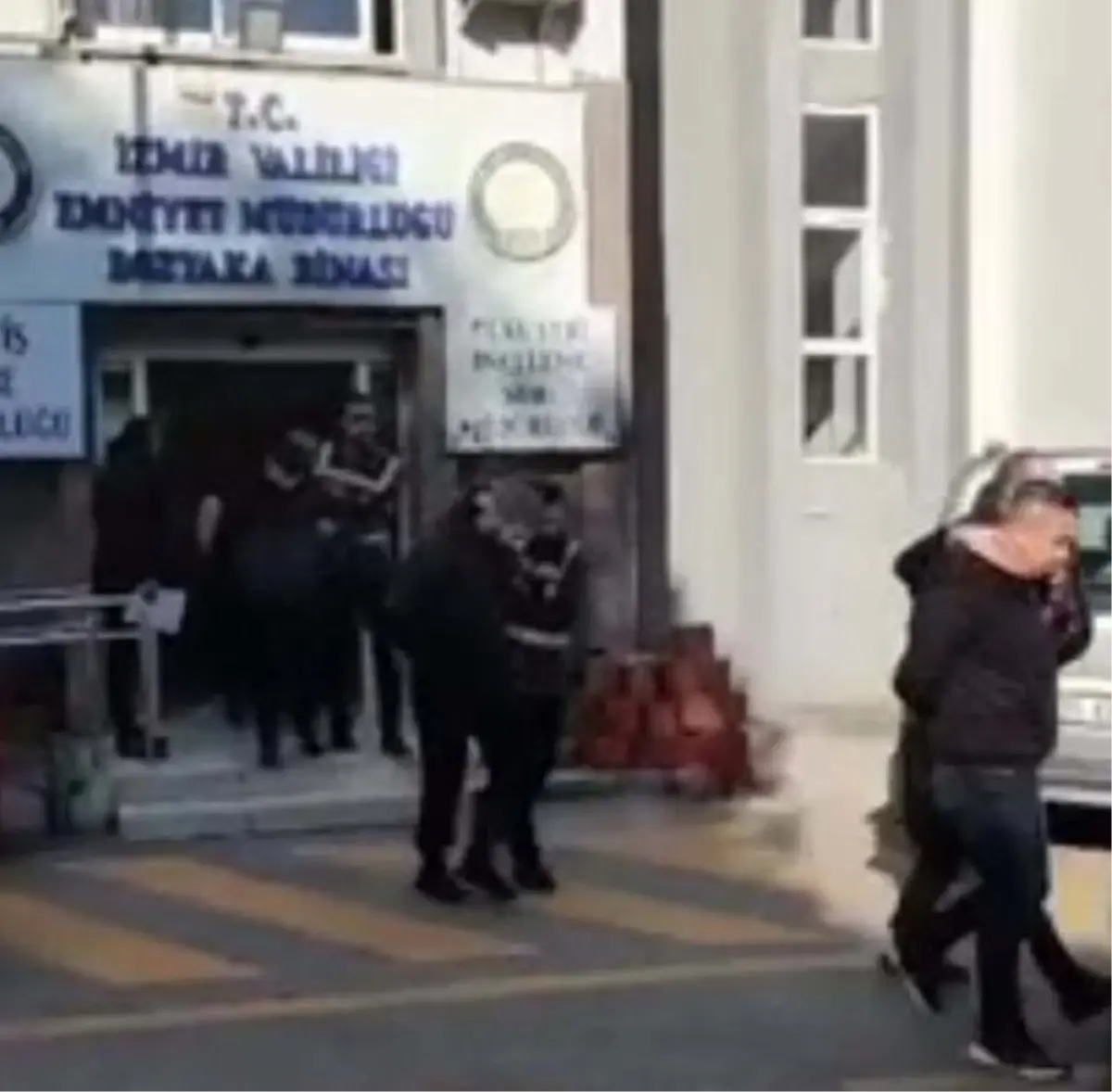İzmir'de 'Beldekler' suç örgütü operasyonu: 4 kişi tutuklandı