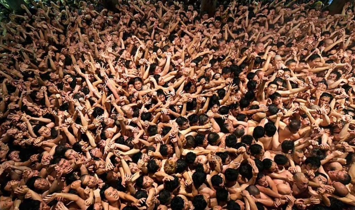 Japonya'nın 1,250 yıllık tarihinde ilk kez kadınların ''çıplak adam'' festivaline katılmalarına izin verildi
