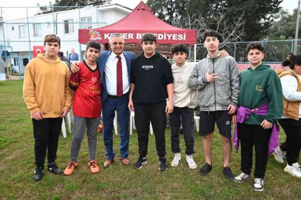 Kemer Belediyesi Futbol Okulu'nda formalar dağıtıldı