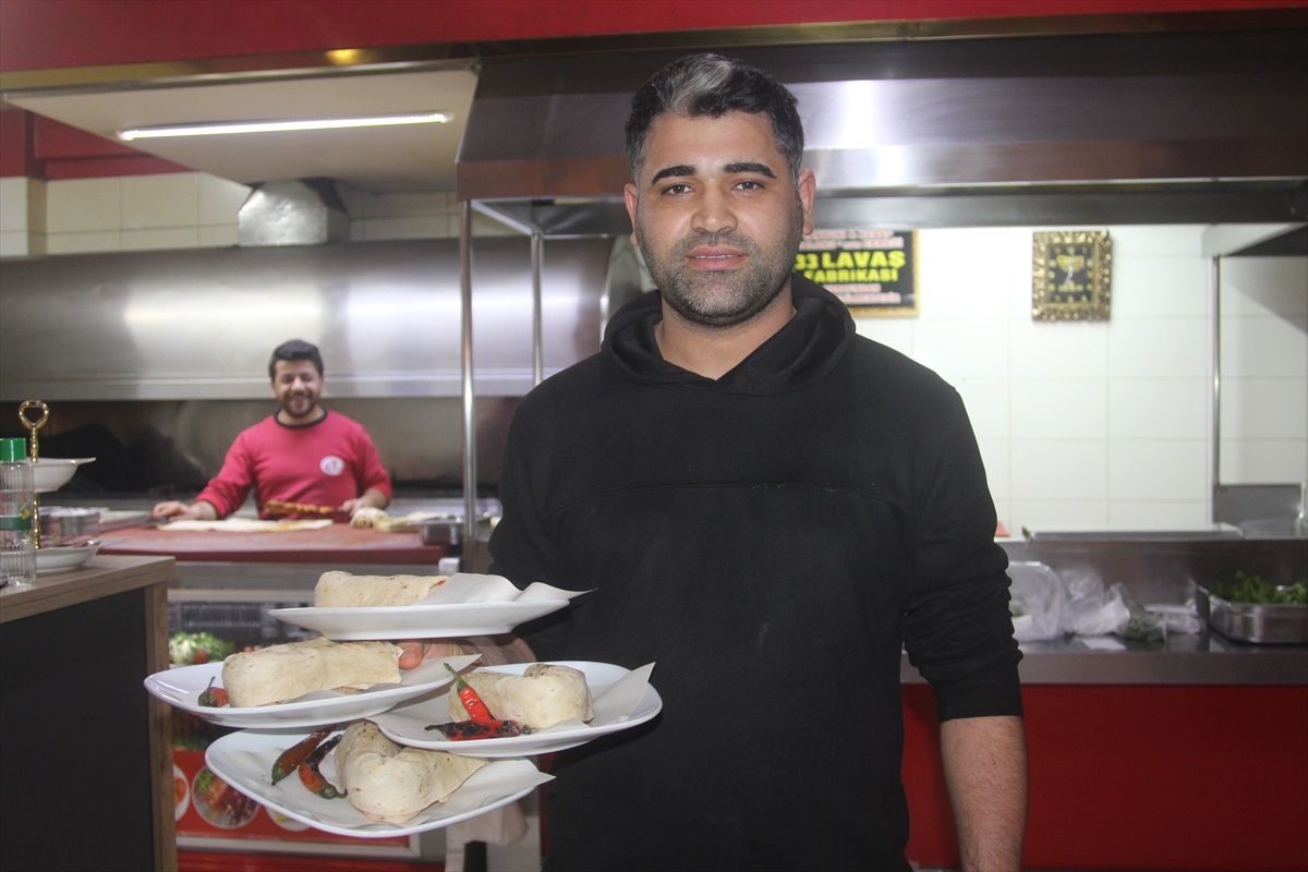 Mersin'de Garsonun Heimlich Manevrasıyla Müşterisini Kurtarması