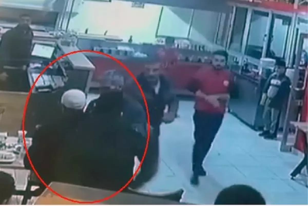 Tantuni Dükkanında Soluk Borusuna Yemek Kaçan Müşteri Kurtarıldı