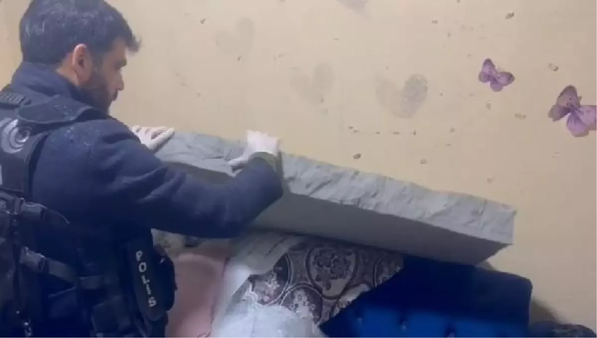 Adana'da Ev Baskınında Bonzai ve Metamfetamin Ele Geçirildi