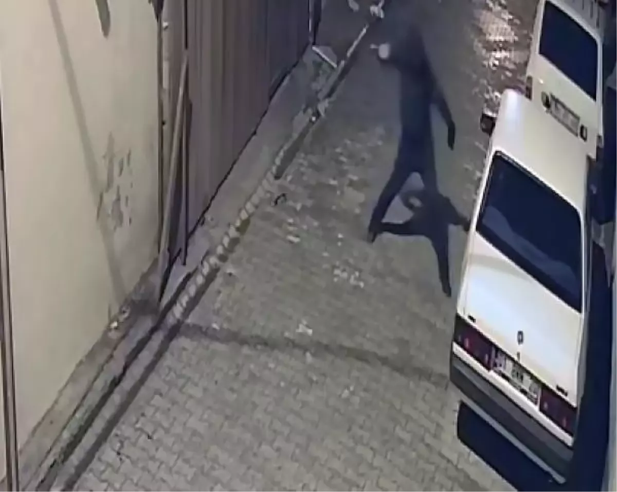 Yüzünü kapüşonla gizleyen hırsız, bujiyle otomobillerden teyp ve inşaat malzemesi çaldı