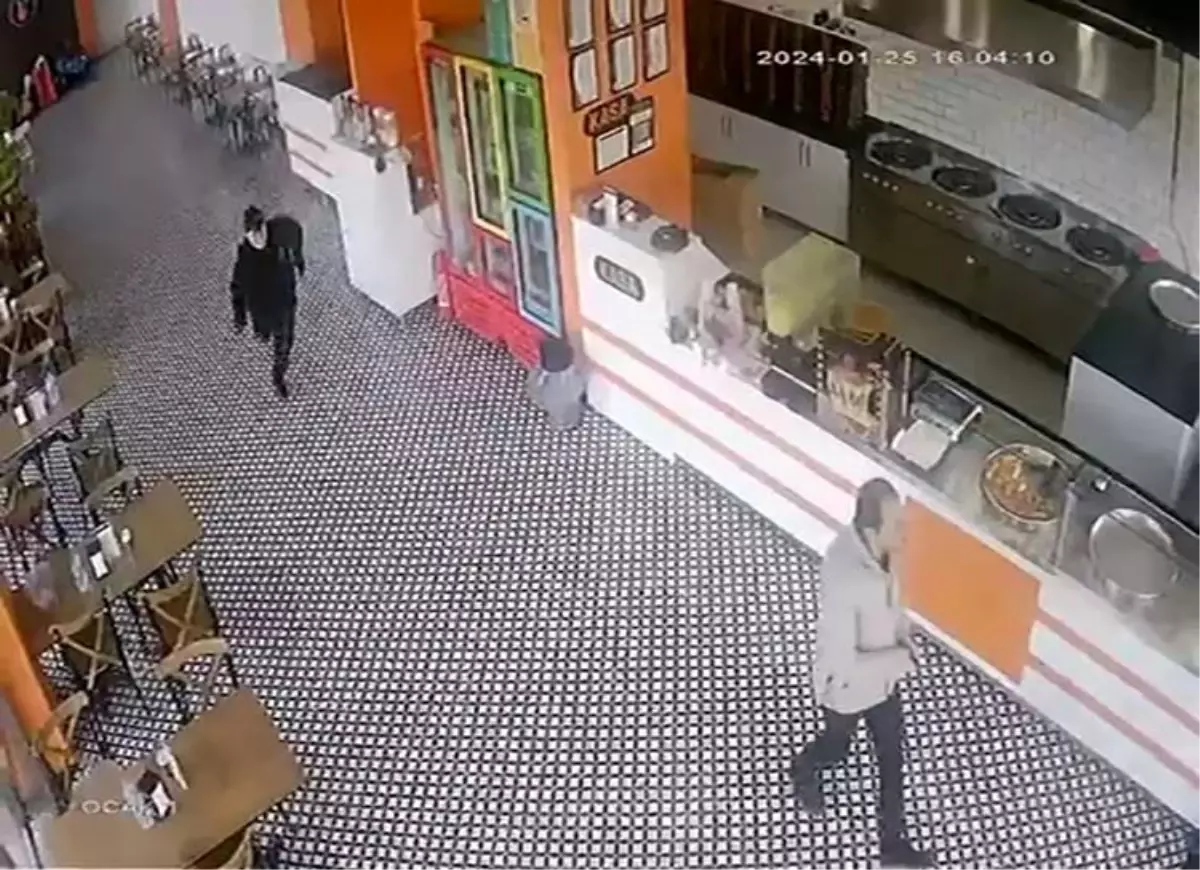 Malatya'da meydana gelen 5.2'lik deprem güvenlik kamerasına yansıdı