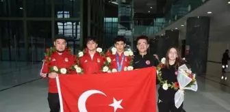 Muhammed Bozdağ ve Milli Takım Sporcuları İzmir'de Coşkuyla Karşılandı
