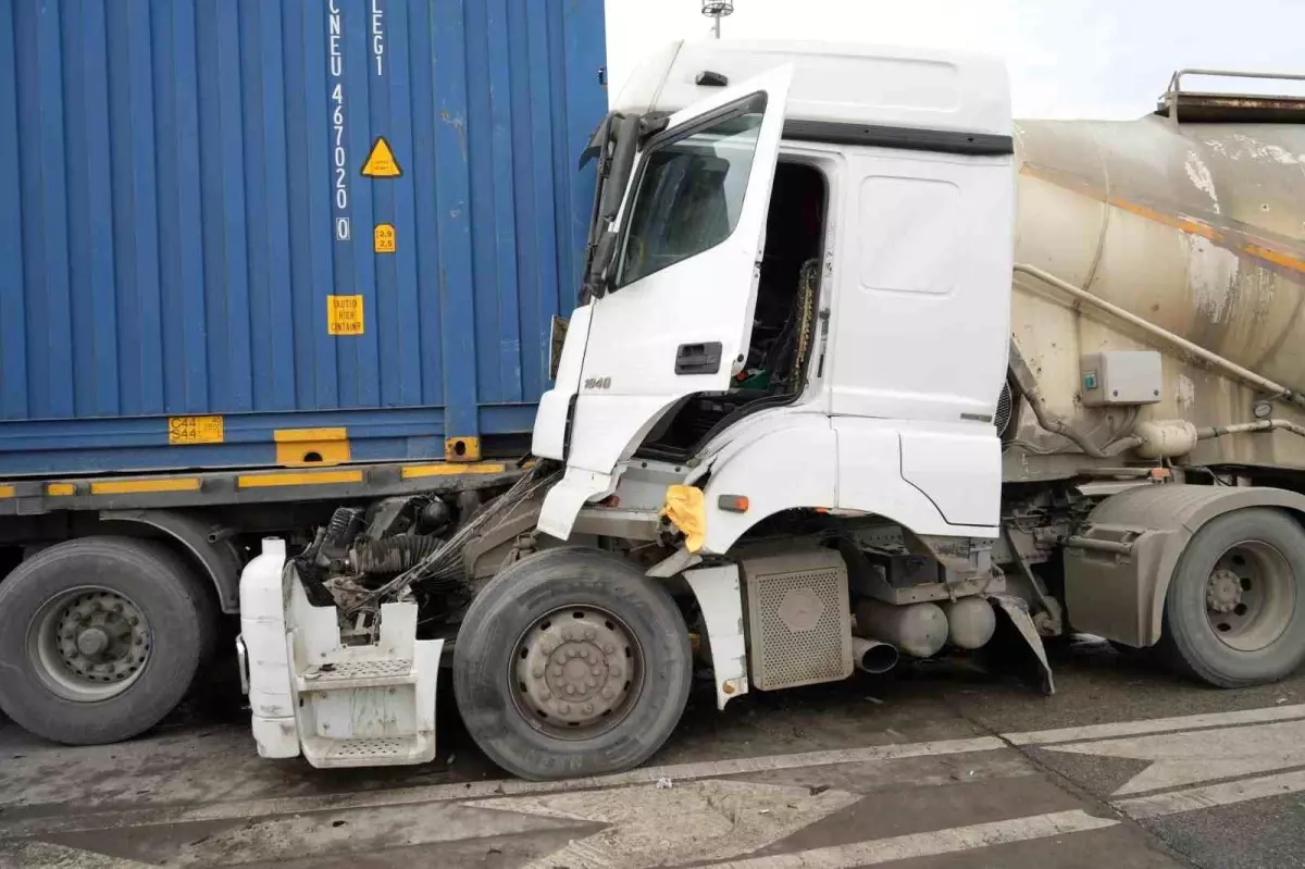 Kuzey Marmara Otoyolu'nda Beton Mikseri Tıra Çarptı: 2 Yaralı