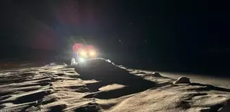 Ağrı'da kardan kapanan mezrada rahatsızlanan hamile kadın paletli ambulansla hastaneye ulaştırıldı