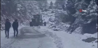 Adana'da karda mahsur kalan araçlar kurtarıldı